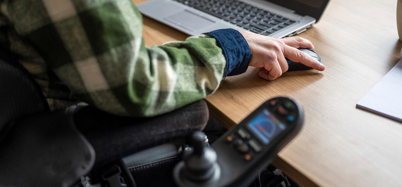 User with motor disability using a laptop
